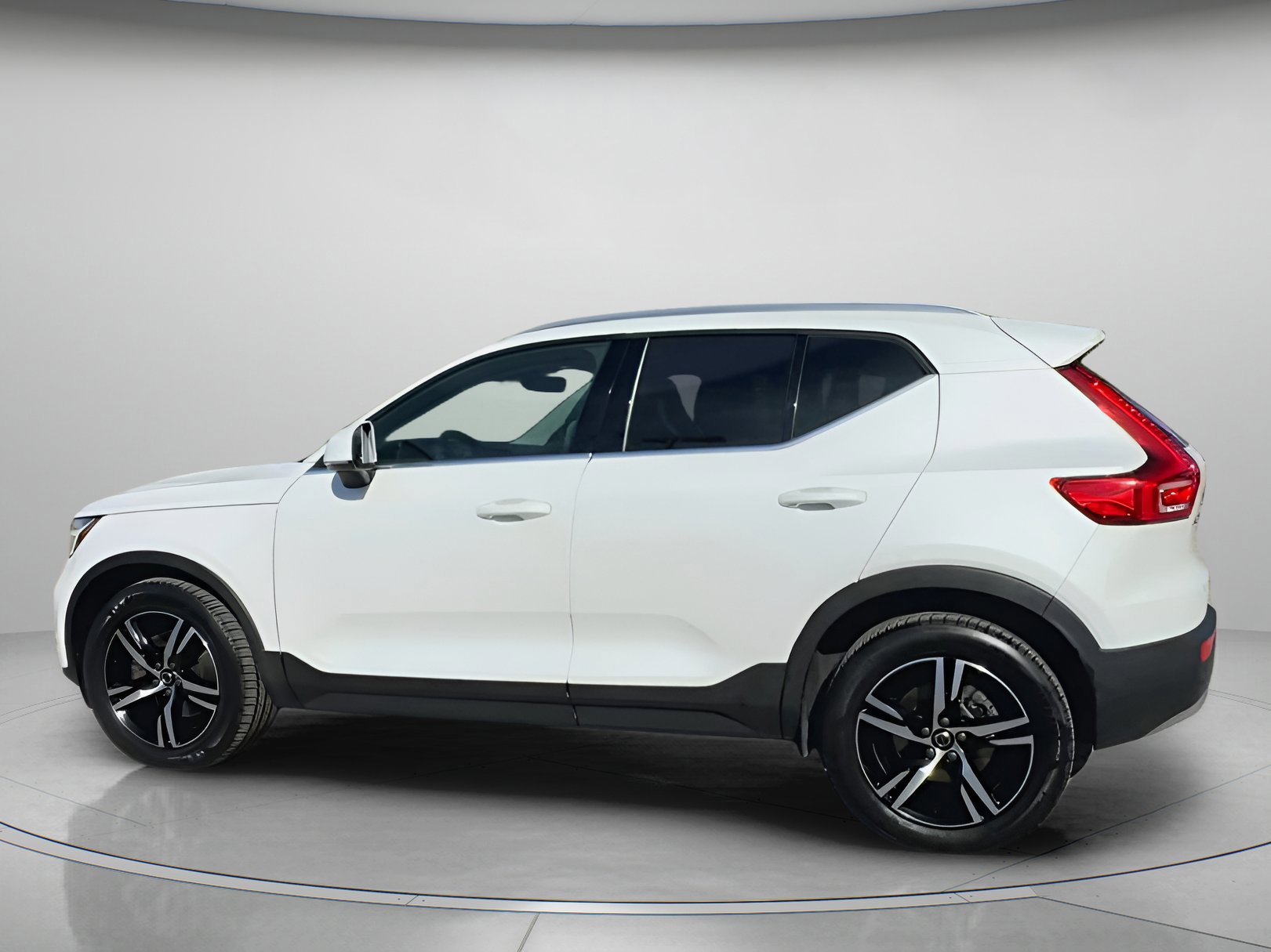 Used 2023 Volvo XC40 B5 Plus image 11