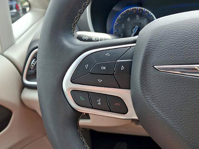 Used 2023 Chrysler Pacifica Touring-L FWD image 21