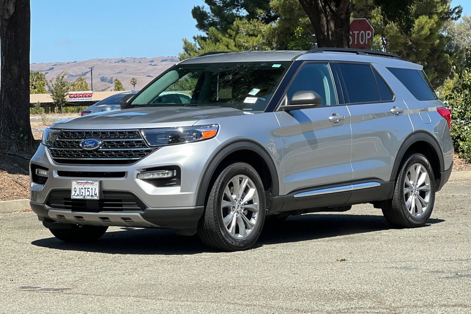Certified 2023 Ford Explorer XLT w/ Equipment Group 202A AWD/4WD image 8