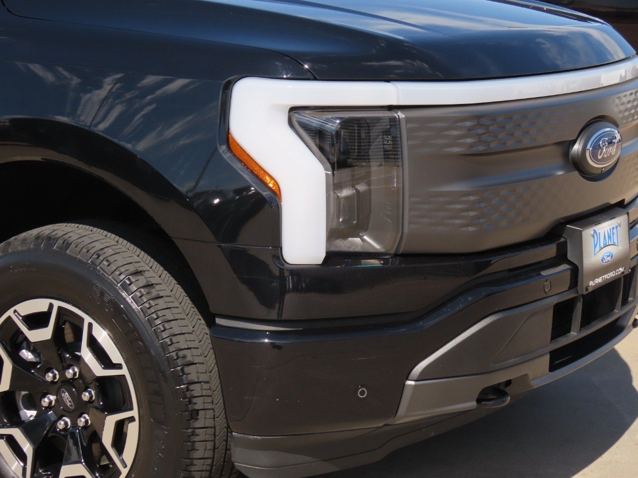 Certified 2023 Ford F150 Lightning XLT AWD/4WD image 9