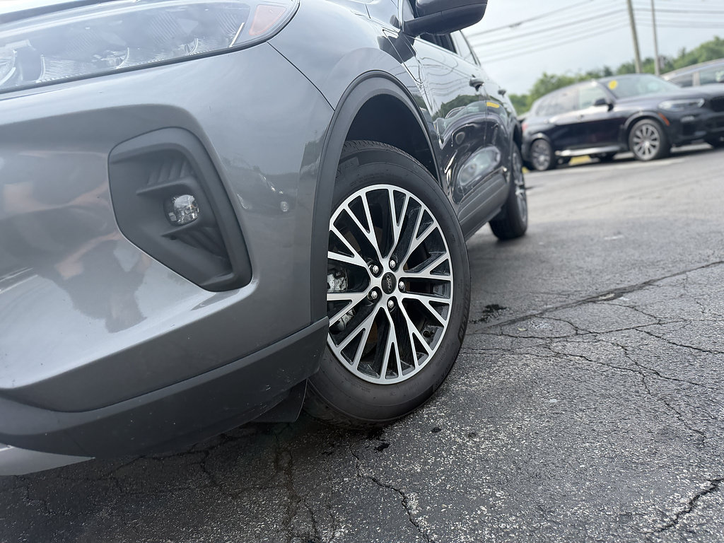 Certified 2025 Ford Escape SE w/ Class II Trailer Tow Package FWD image 2