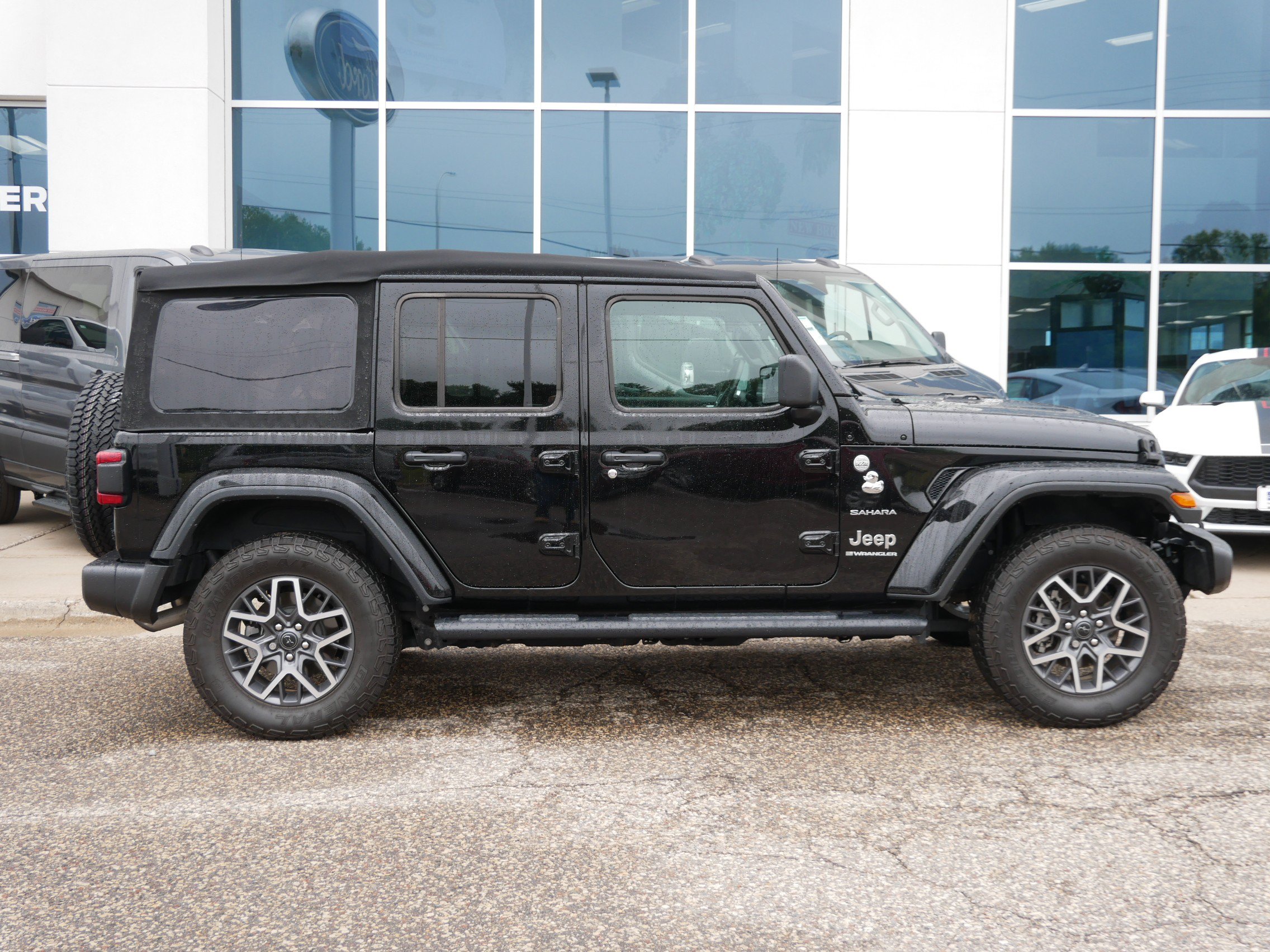 Used 2024 Jeep Wrangler Unlimited Sahara AWD/4WD image 2