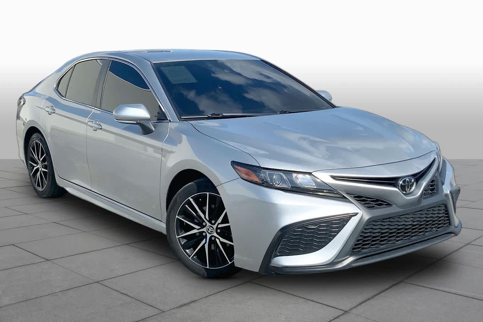 Used 2024 Toyota Camry SE FWD image 3