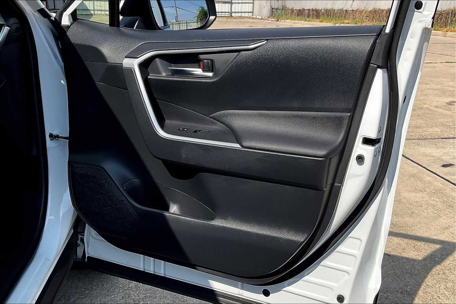 Used 2024 Toyota RAV4 SE image 19