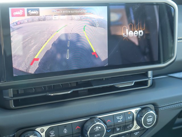 Used 2026 Jeep Wrangler Unlimited Sahara AWD/4WD image 17