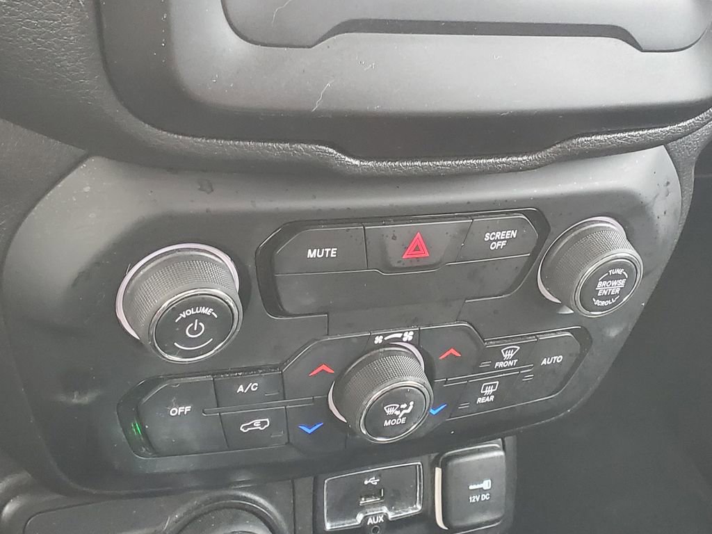 Used 2019 Jeep Renegade Latitude w/ Cold Weather Group image 24