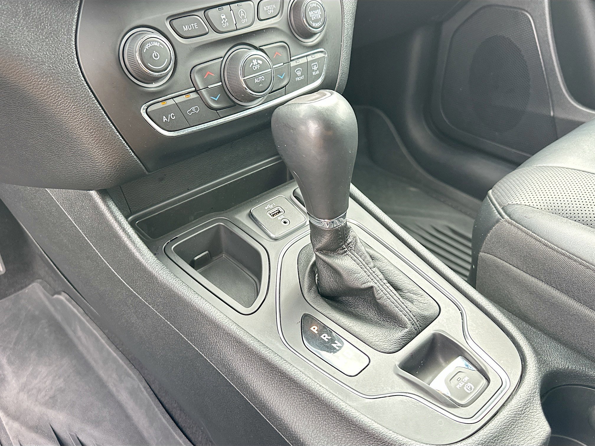 Used 2022 Jeep Cherokee Latitude Lux w/ Mopar Interior Package FWD image 16