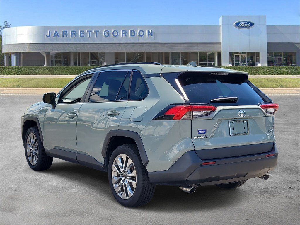 Used 2020 Toyota RAV4 XLE Premium FWD image 3