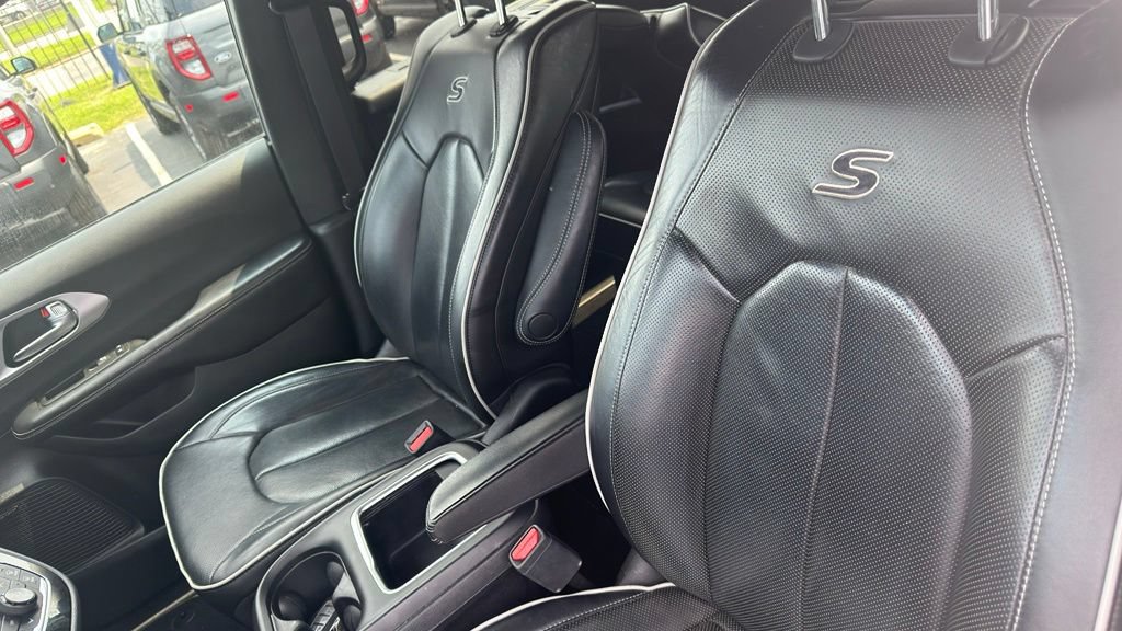 Used 2019 Chrysler Pacifica Limited w/ Advanced Safetytec Group FWD image 11
