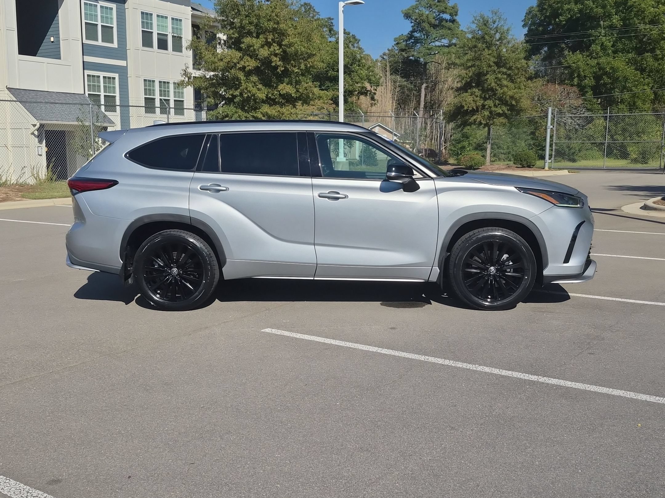 Used 2023 Toyota Highlander XSE AWD/4WD image 3