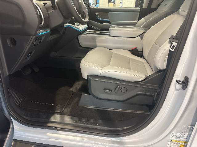 Certified 2025 Ford Expedition Platinum w/ Driver's Package AWD/4WD image 11
