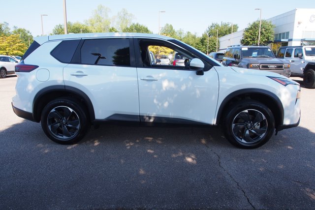 Used 2025 Nissan Rogue SV FWD image 8