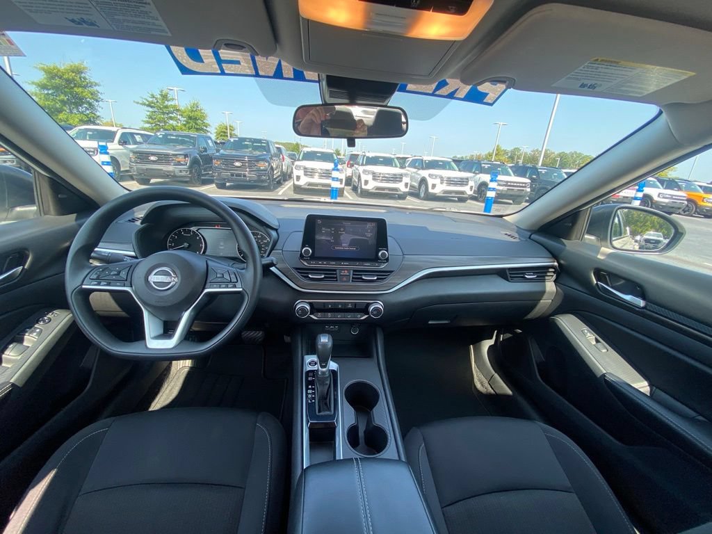 Used 2025 Nissan Altima 2.5 SV FWD image 25