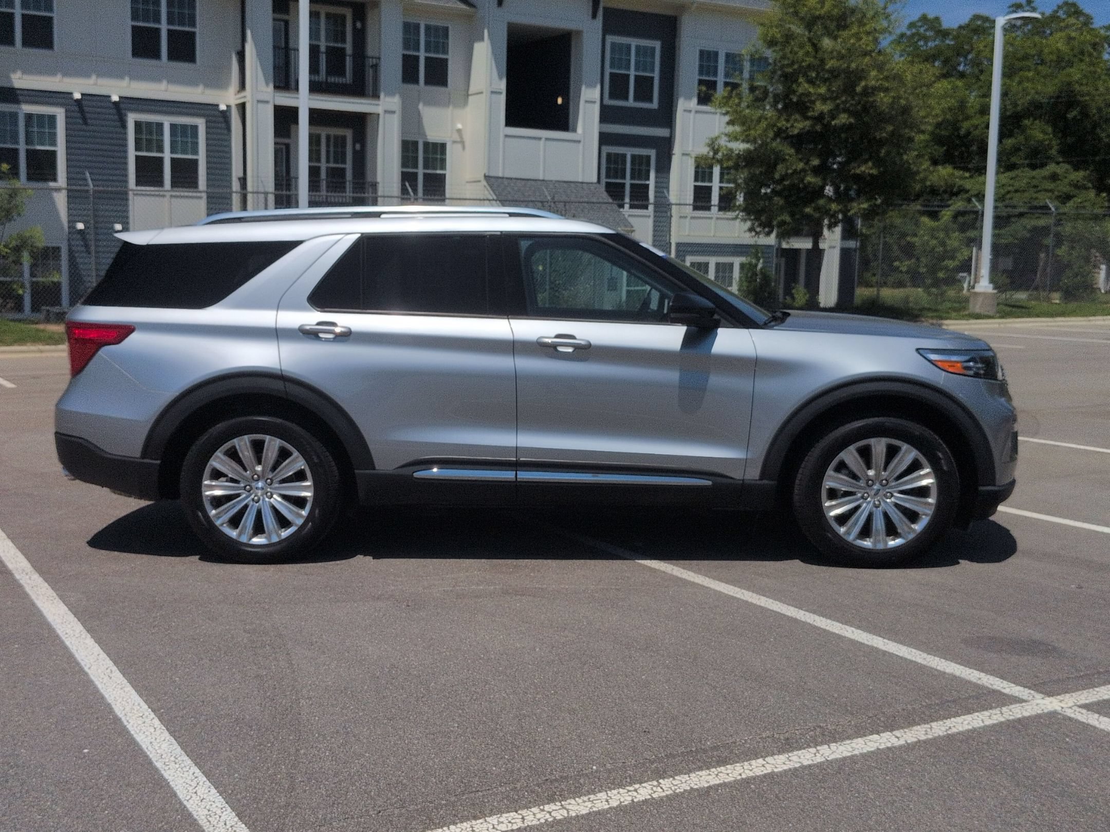 Certified 2023 Ford Explorer Limited w/ Limited Technology Package RWD image 3