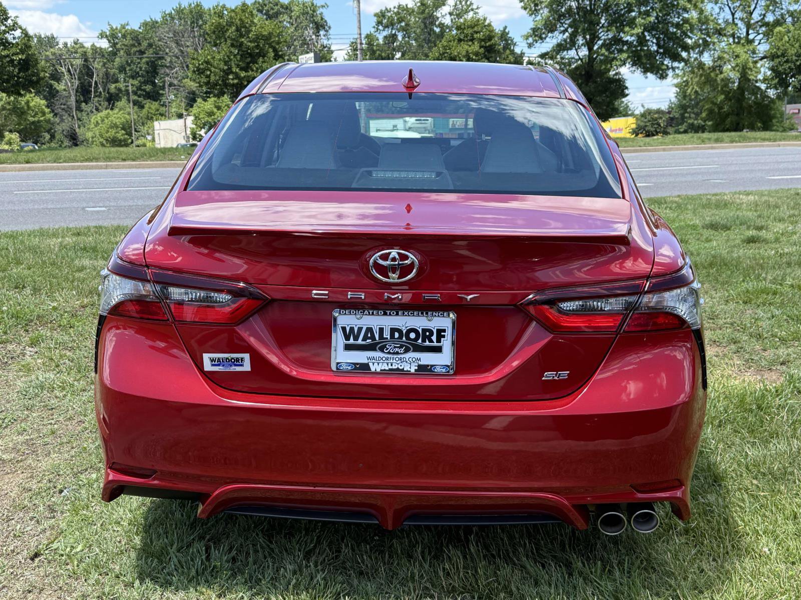 Used 2022 Toyota Camry SE FWD image 3