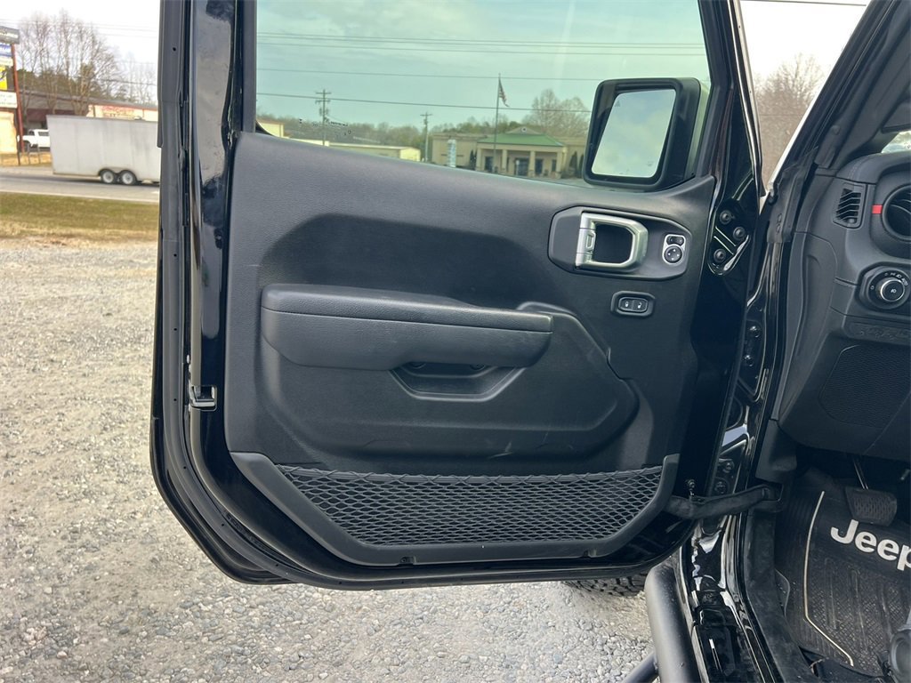 Used 2024 Jeep Wrangler Unlimited Rubicon w/ Technology Group image 17