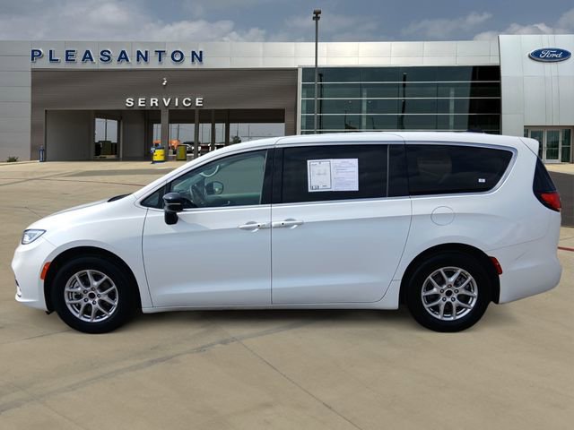 Used 2024 Chrysler Pacifica Touring-L FWD image 2