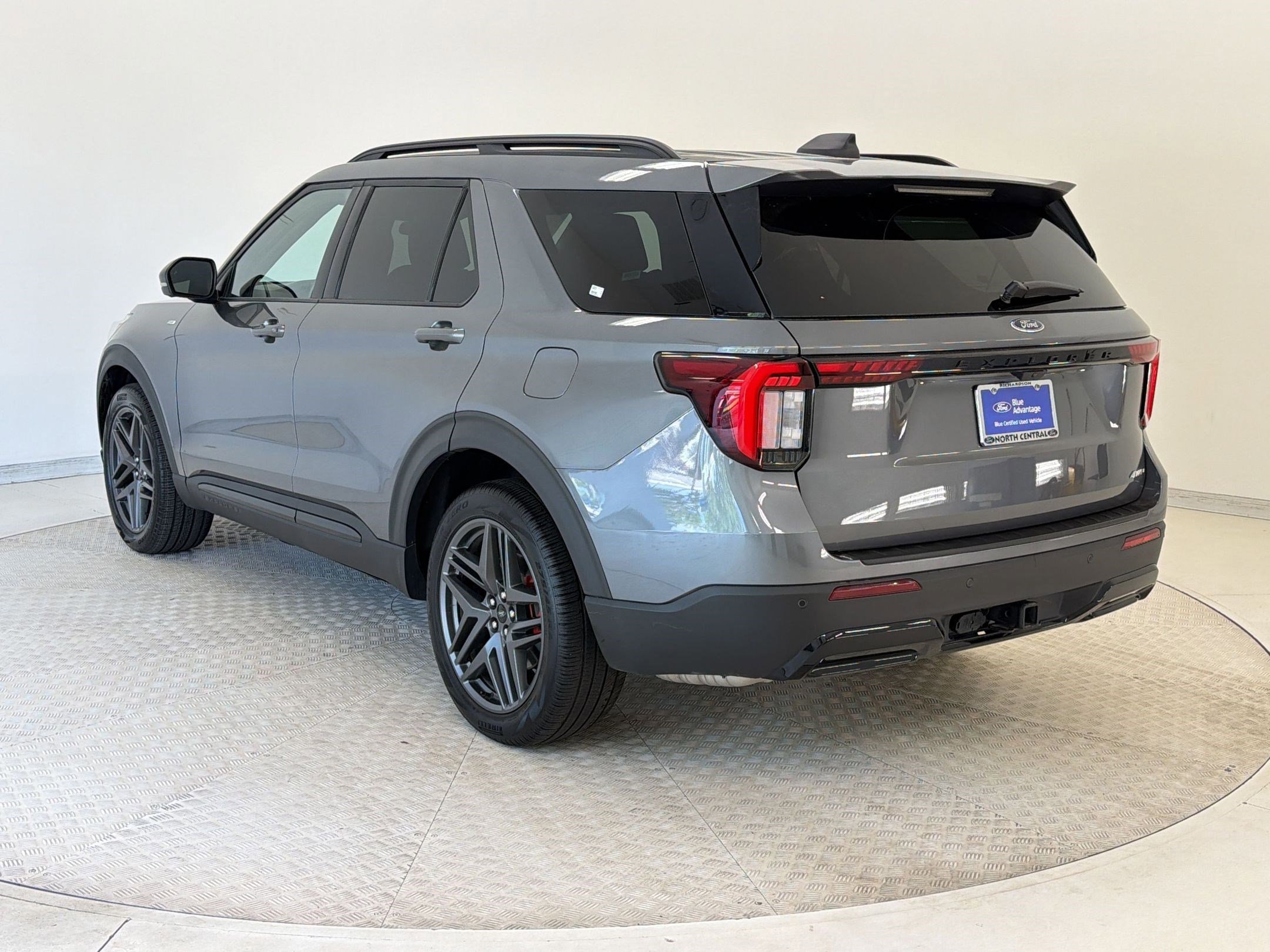 Certified 2025 Ford Explorer ST-Line w/ ST-Line Street Pack image 3