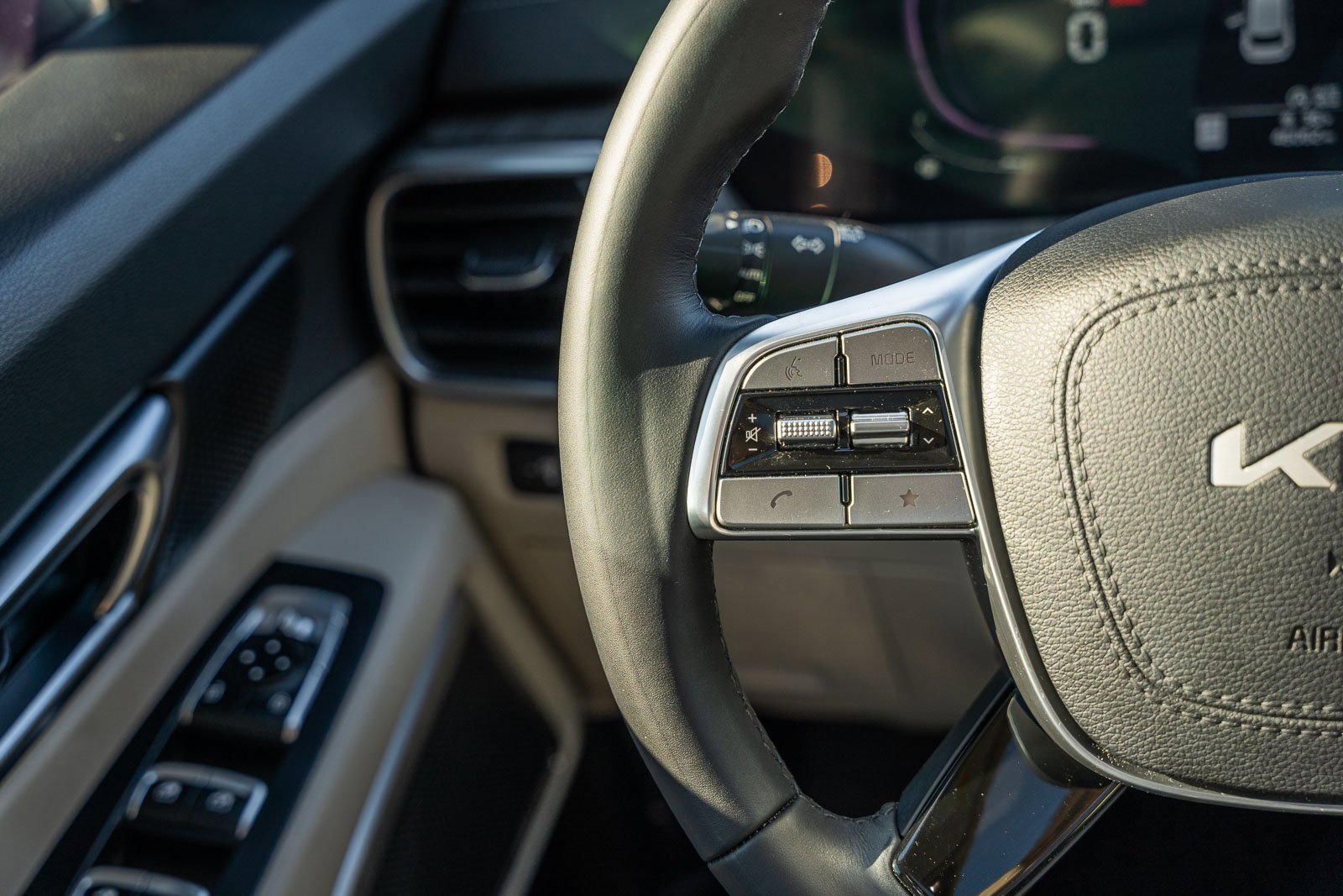 Used 2023 Kia Telluride EX w/ EX Captain's Chair Package image 29