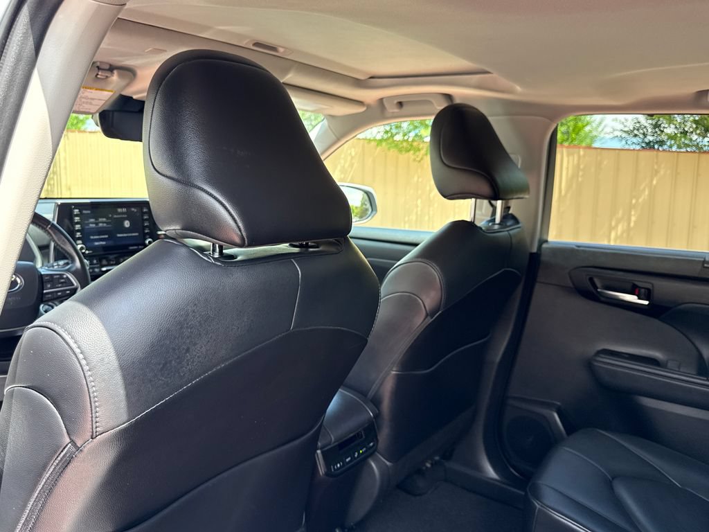 Used 2021 Toyota Highlander XLE AWD/4WD image 22