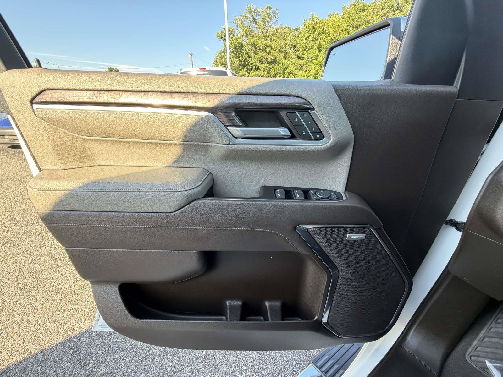 Used 2023 Chevrolet Silverado 1500 LTZ w/ LTZ Premium Package AWD/4WD image 18