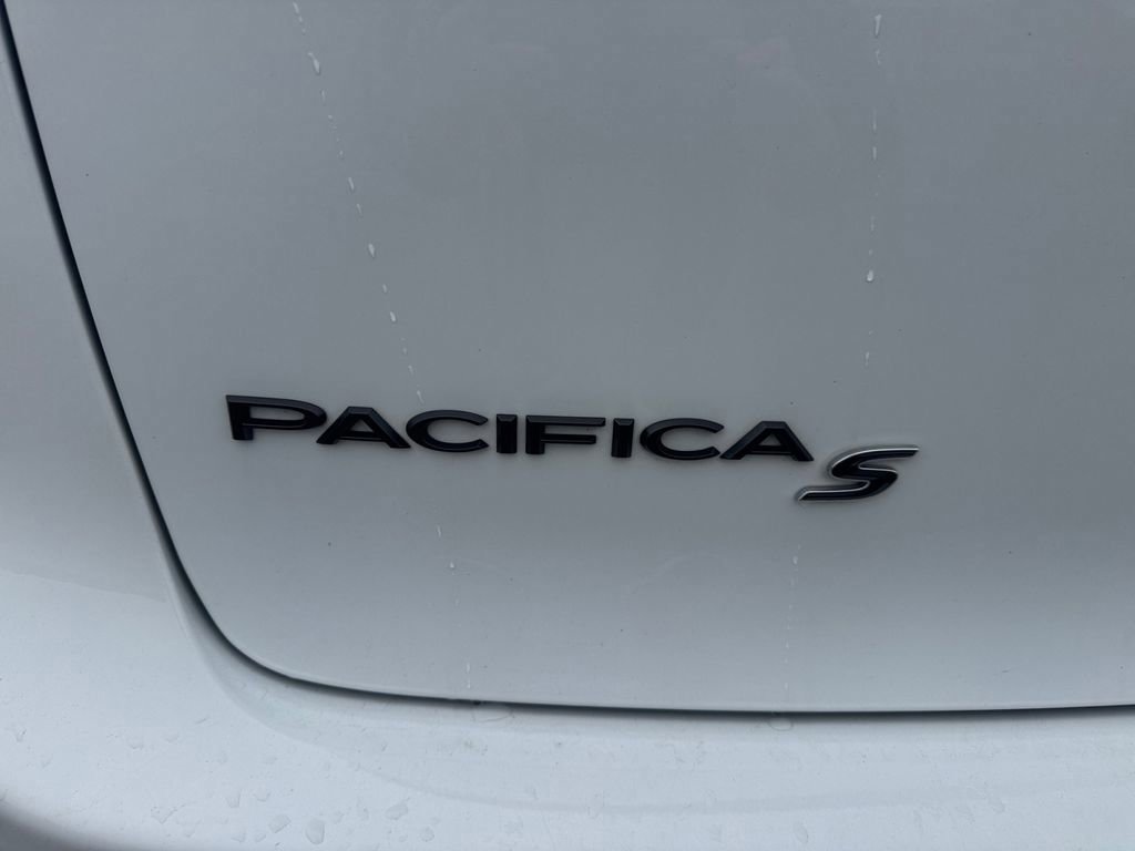 Used 2022 Chrysler Pacifica Touring-L w/ S Appearance Package image 16