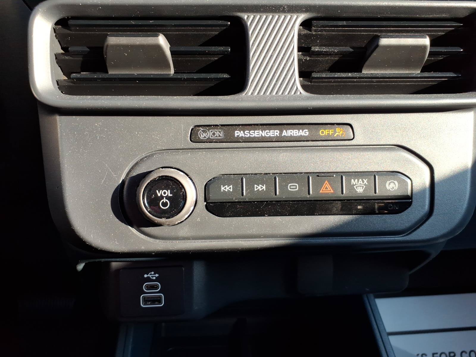 Certified 2025 Ford Maverick XL FWD image 20