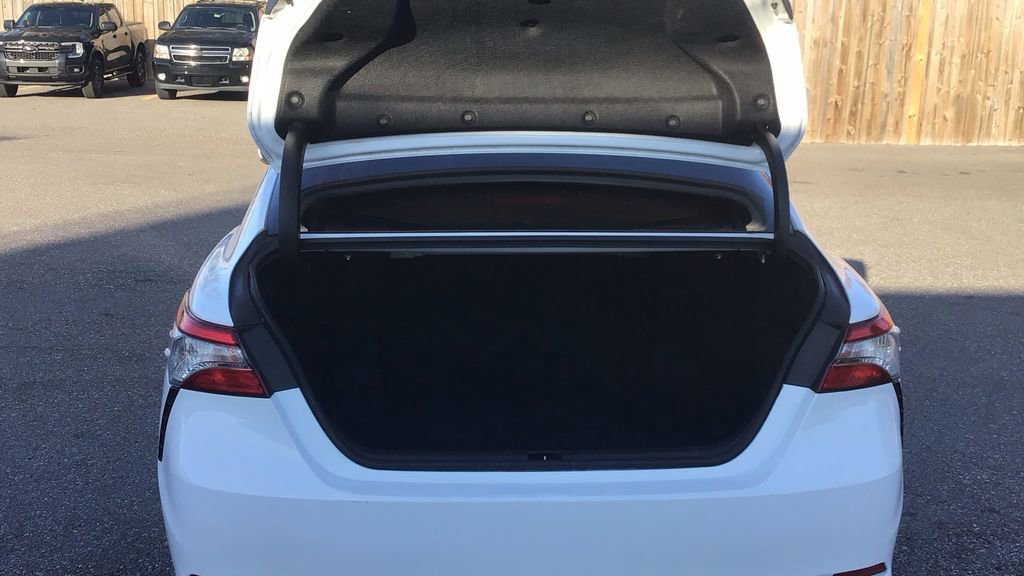 Used 2018 Toyota Camry SE image 9