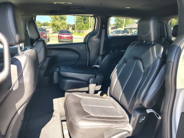 Used 2025 Chrysler Pacifica Select FWD image 12