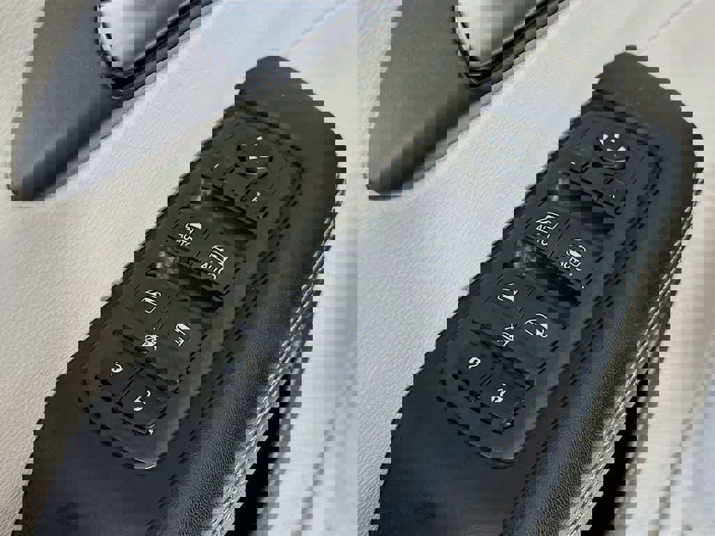 Used 2024 Chrysler Pacifica Touring-L image 29