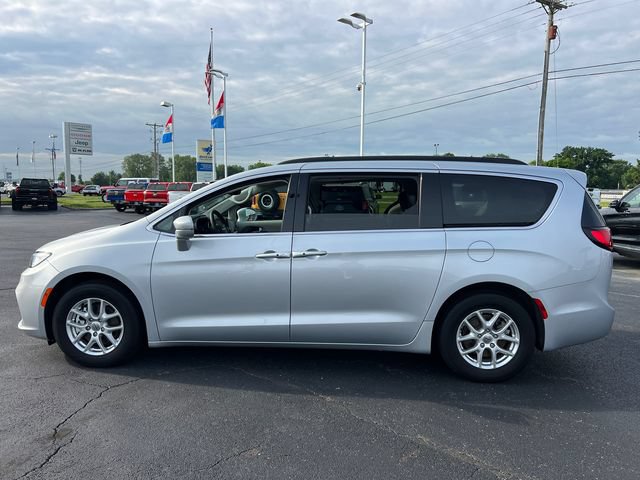 Used 2022 Chrysler Pacifica Touring-L FWD image 4