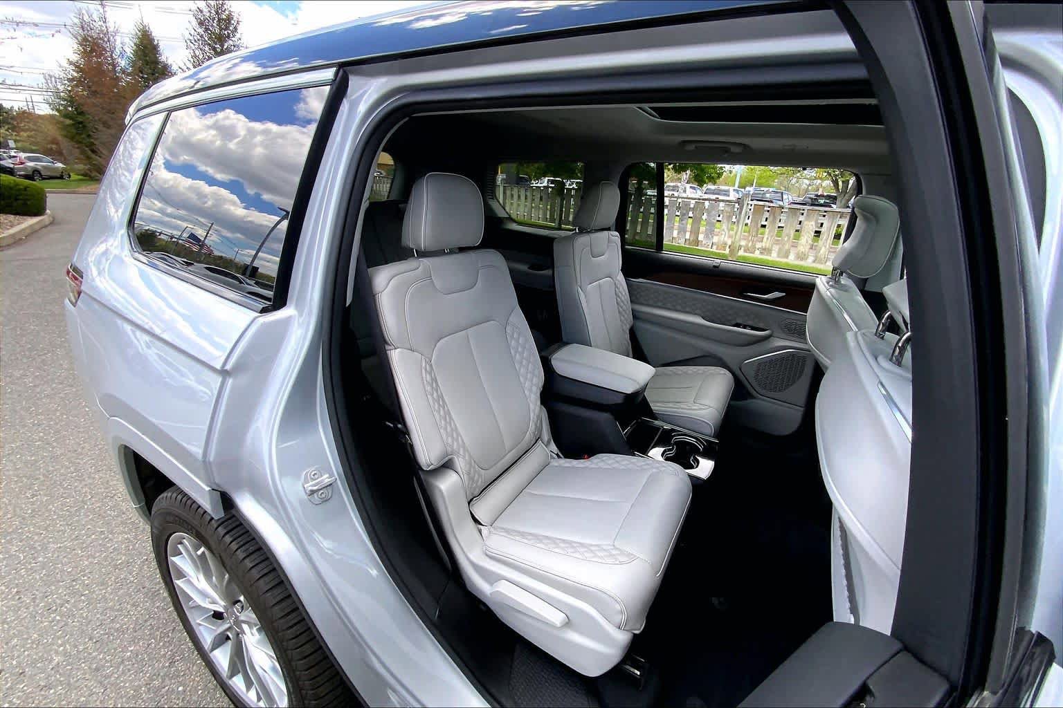 Used 2023 Jeep Grand Cherokee L Summit w/ Luxury Tech Group V AWD/4WD image 20