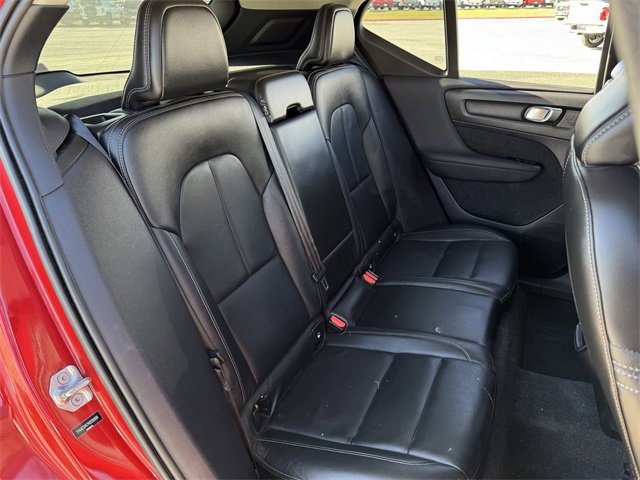 Used 2021 Volvo XC40 T4 Momentum image 28