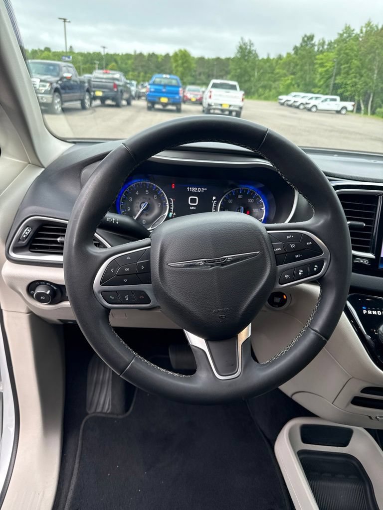Used 2022 Chrysler Pacifica Touring-L FWD image 28