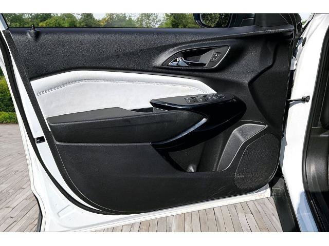 Used 2025 Chevrolet Trax LT w/ LT Convenience Package FWD image 16