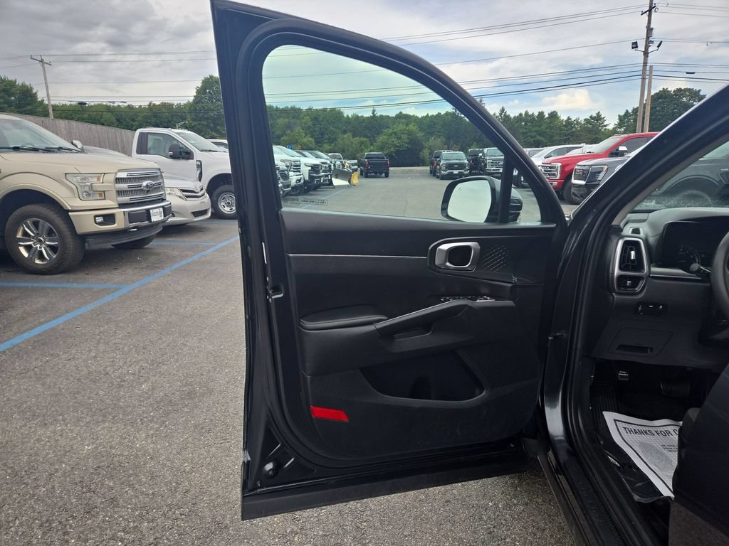 Used 2023 Kia Sorento LX AWD/4WD image 5