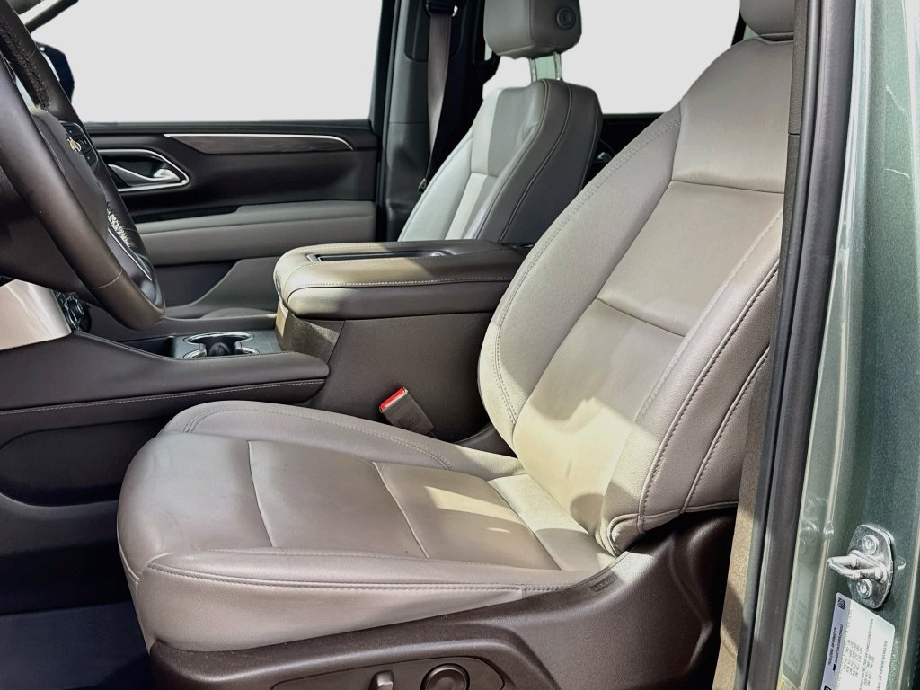 Used 2024 Chevrolet Suburban LT w/ Luxury Package RWD image 20