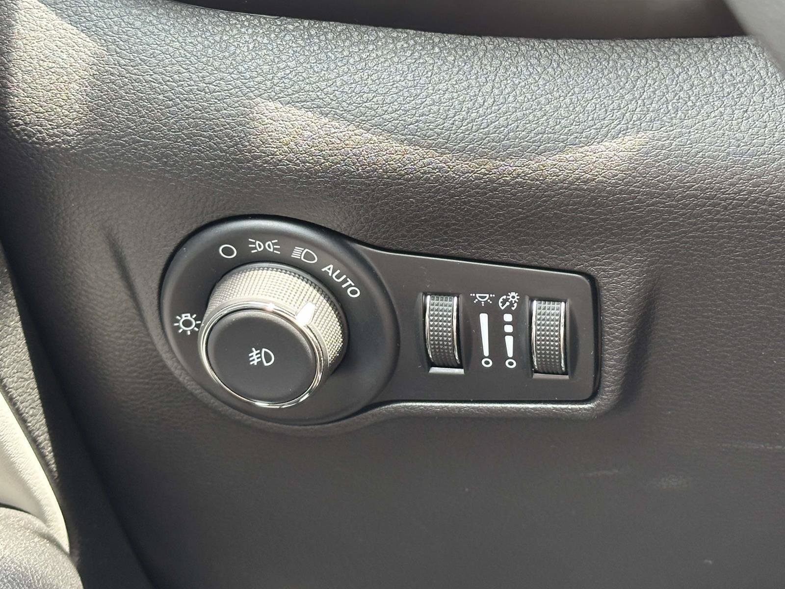 Used 2025 Jeep Compass Limited AWD/4WD image 23