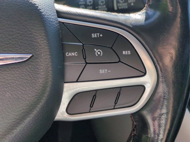 Used 2019 Chrysler Pacifica Touring-L FWD image 18