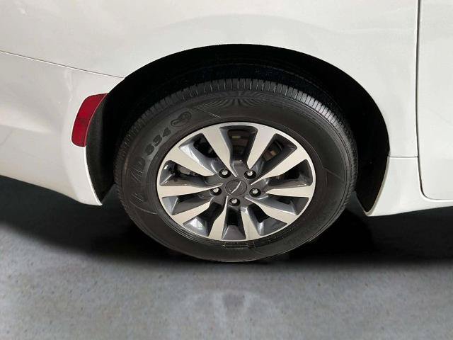 Used 2024 Chrysler Pacifica Limited FWD image 32