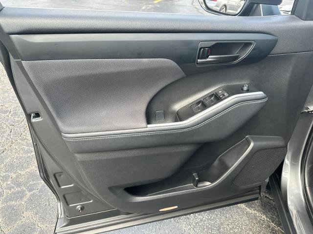 Used 2023 Toyota Highlander L FWD image 28