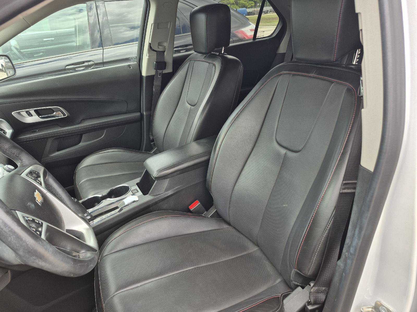 Used 2017 Chevrolet Equinox Premier w/ Enhanced Convenience Package FWD image 2