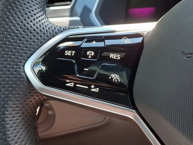 Used 2023 Volkswagen Tiguan SE R-Line AWD/4WD image 23