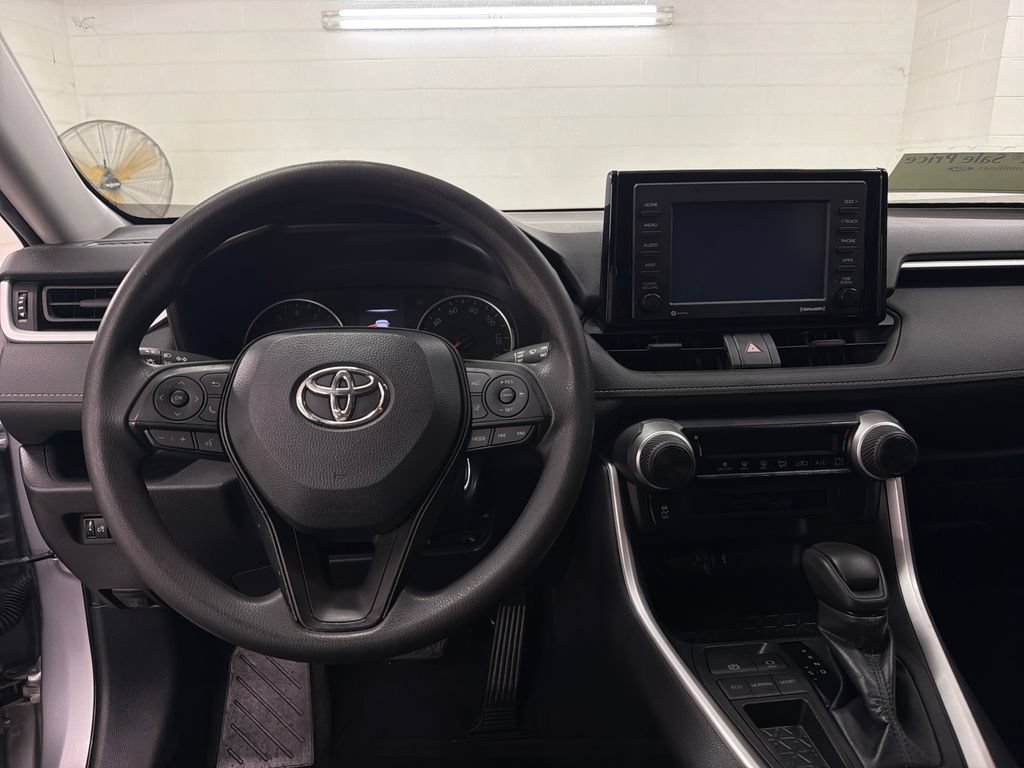 Used 2020 Toyota RAV4 LE FWD image 9