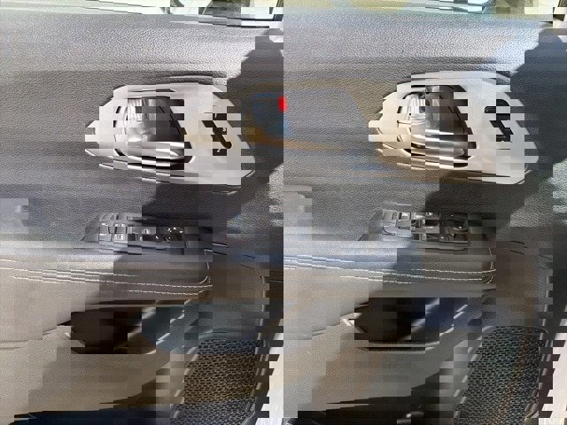 Used 2025 Chrysler Pacifica Limited image 12