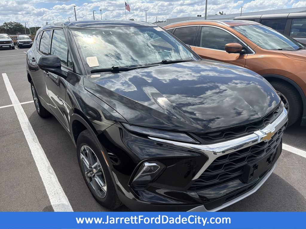 Used 2025 Chevrolet Blazer LT FWD image 1
