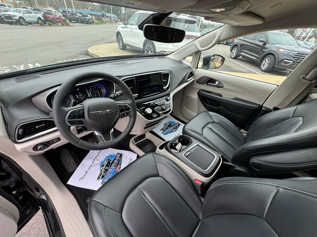 Used 2023 Chrysler Pacifica Touring-L FWD image 15