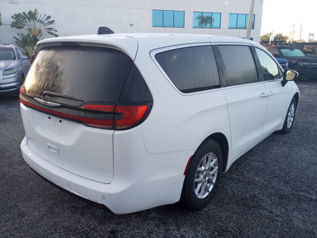 Used 2023 Chrysler Pacifica Touring-L FWD image 7