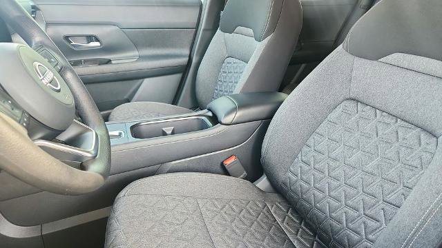 Used 2025 Nissan Kicks SV image 12