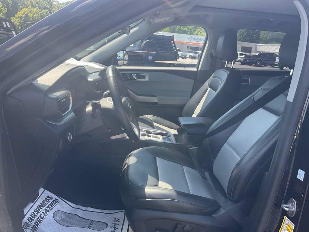 Certified 2024 Ford Explorer XLT w/ Equipment Group 202A RWD image 16